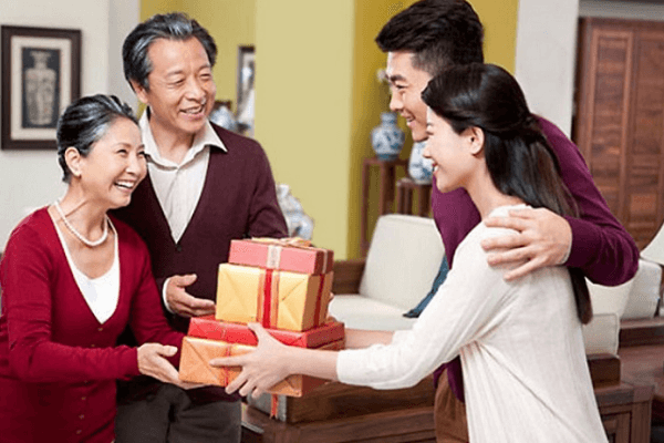 Hướng dẫn chọn quà Tết cho bố mẹ vợ đơn giản ý nghĩa - Quà Tết Online