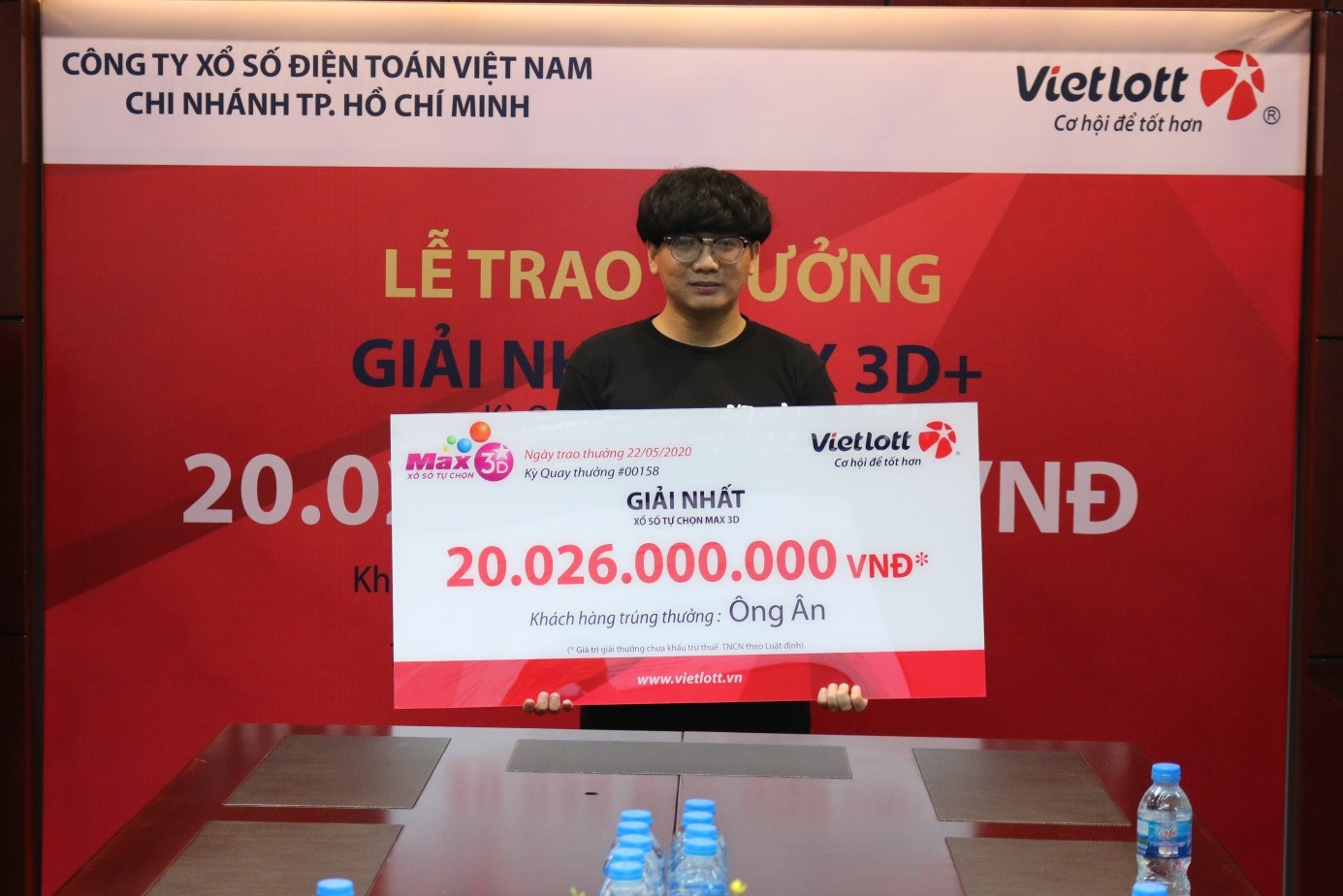 Vietlott trao giải lớn kỷ lục sản phẩm Max3D+ trị giá 20 tỷ đồng cho người trúng thưởng không đeo mặt nạ